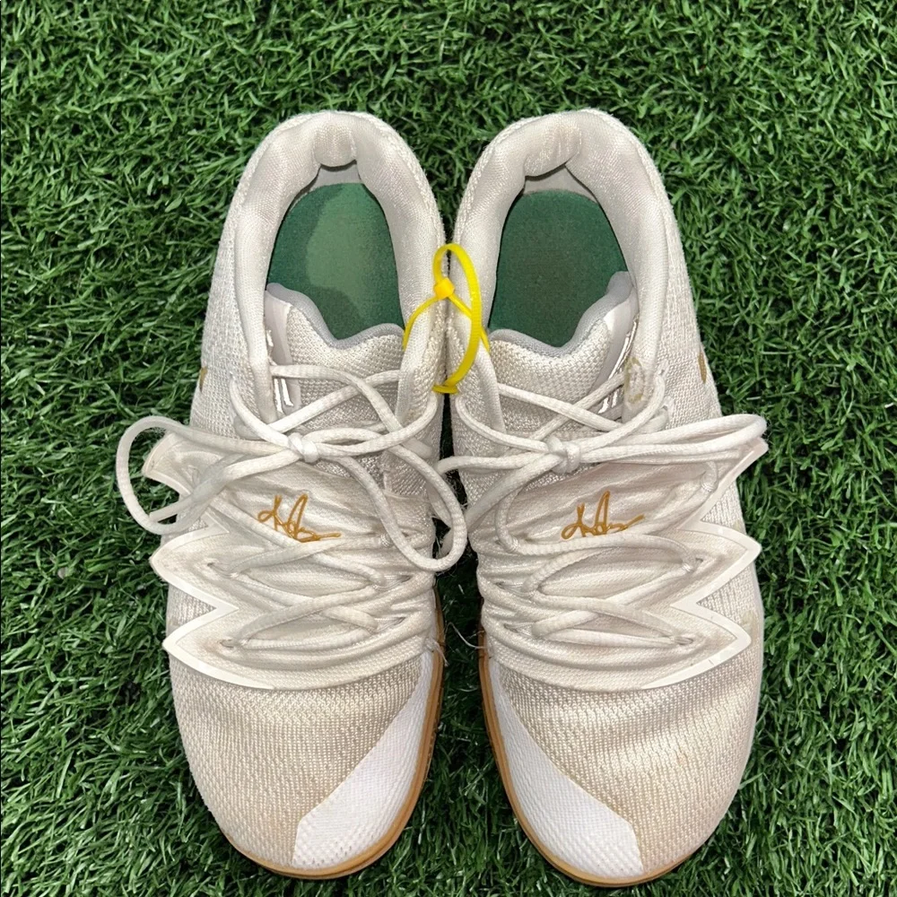 Nike Kyrie 5 GS Irish Sneakers Youth Size 2.5 White Metallic Gold AQ2458-170 EUC